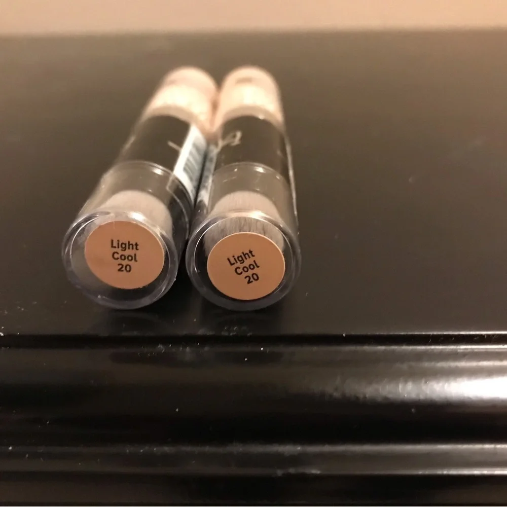 It Cosmetics Bye Bye Dark Spots Concealer - Cream in Light Cool Color.